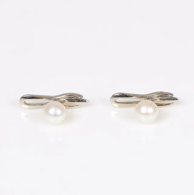 A PAIR OF 18 CARAT WHITE GOLD AND SIMULATED PEARL CUFFLINKS (2).