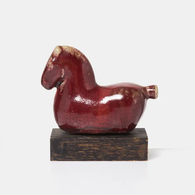 ULLA KRAITZ. Skulptur, häst, stengods, signerad undertill, på träsockel.