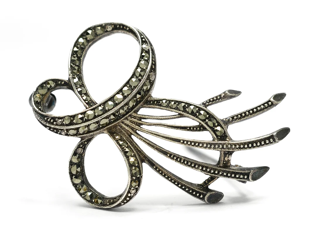 BROSCH, sterling silver, markasiter, vikt 7,9 g. — Smycken/Brosch — Kaplans