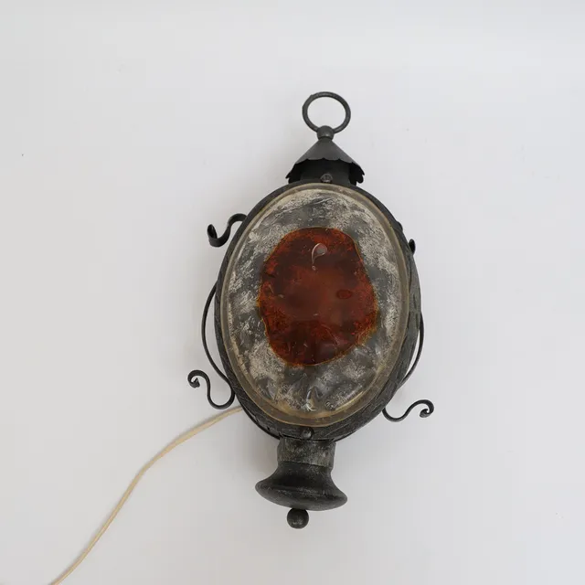 VÄGGLAMPA, 1900-talets andra hälft, metall och konstglas. En ljuspunkt.