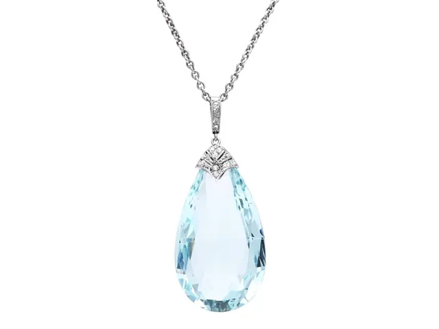 HÄNGE MED KEDJA, platina, droppslipad akvamarin ca 28,00 ct, rosenslipade diamanter, hängets höjd 41 mm, längd 42 cm, vikt 9 g, akvamarinen har mindre nagg, kedja i silver.