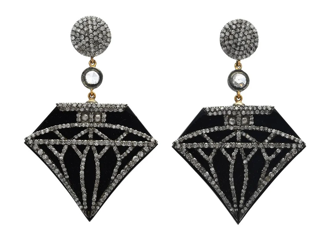 ÖRHÄNGEN, 18K guld/silver, onyx, åttkant - och rosenslipade diamanter, stift, höjd 55 mm, vikt 22,4 g. — Smycken/Örhängen — Kaplans