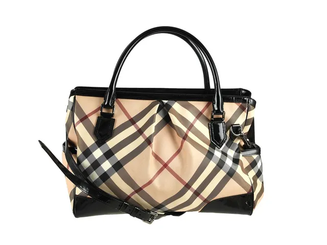 VÄSKA, BURBERRY, skötväska, beige, svart, röd canvas, rutig, svart skinnlack, silverfärgade beslag, 40x29x19 cm, avtagbar samt justerbar axelrem, tillhörande skötbädd medföljer, dustbag, fläckar, bruksslitage.