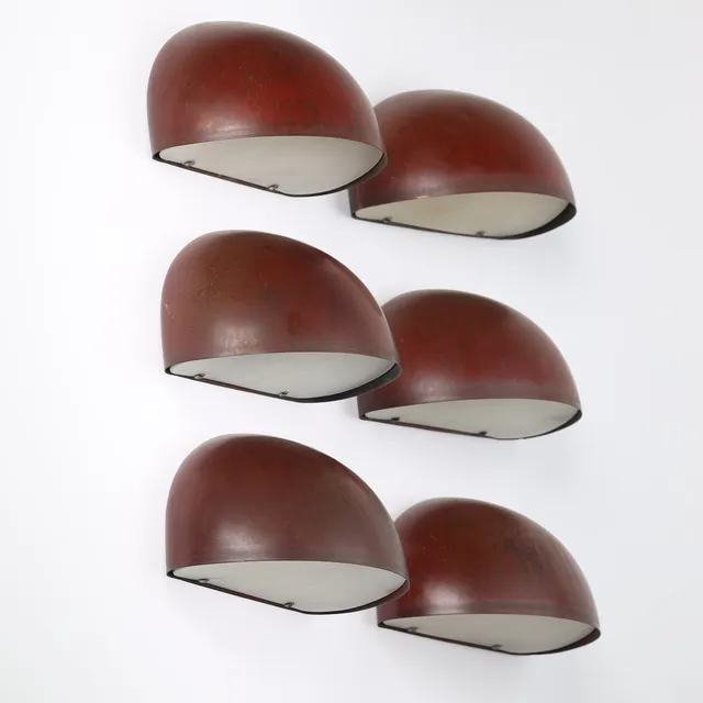Dansk Design Et sæt på seks store udendørs væglamper af patineret kobber, underskærm af plastik, Danmark (6).