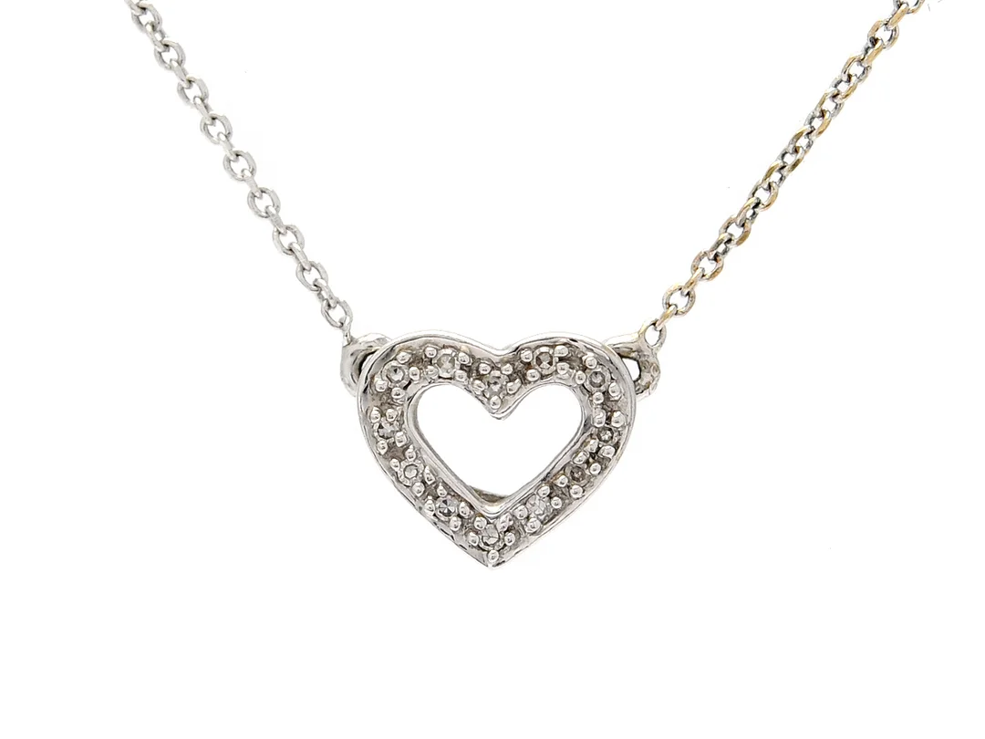 COLLIER, 18K vitguld, små åttkantslipade diamanter, hjärta, kedjans längd 42 eller 45 cm, vikt 1,8 g. — Smycken/Collier — Kaplans