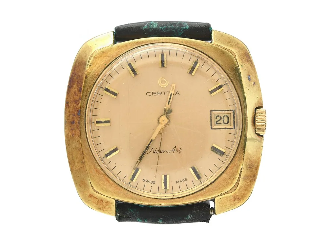 CERTINA, New Art, Serie nr. 8082398, Boett nr. 5305.213, herrur, 37 x 31,5 (35) mm, doublé, manuell, plexiglas (skadat), datum, skadad urtavla, läderband, ca 1970. — Klockor/Certina — Kaplans