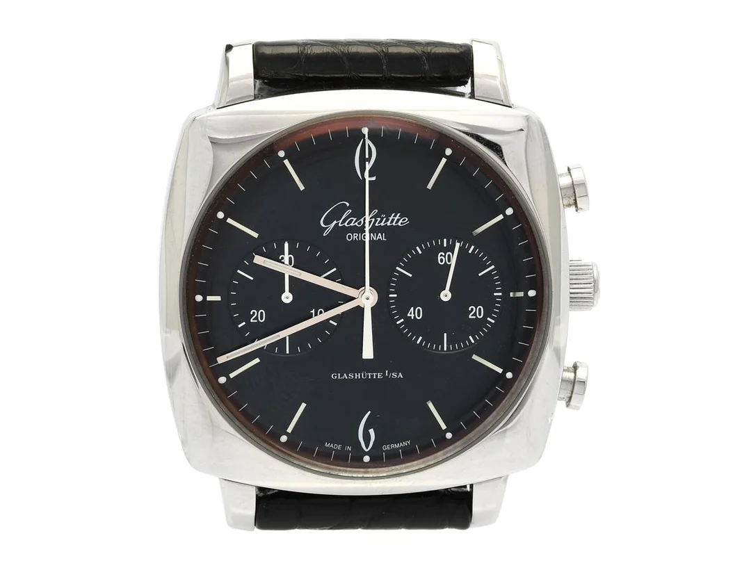GLASHÜTTE, Sixties-Square, Cal 39-34, Verk nr. 63122, Serie nr. 0664, Ref nr. 39-34-02-32-04, kronograf, herrur, 41,5 x 41,5 (51) mm, stål, automatisk, safirglas, glasbaksida, läderband, originalspänne, cert, (ej komplett), ca 2011, box, ytterkartong. — Klockor/Glashütte — Kaplans