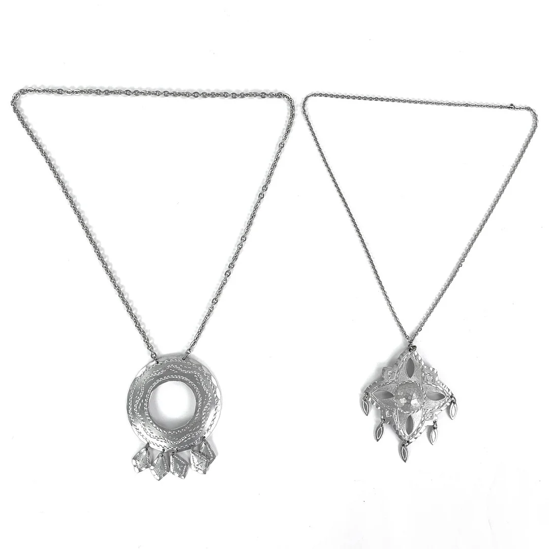 COLLIERS MED HÄNGEN, 2 st, tenn, samearbete. — Necklace — Roslagens Auktionsverk