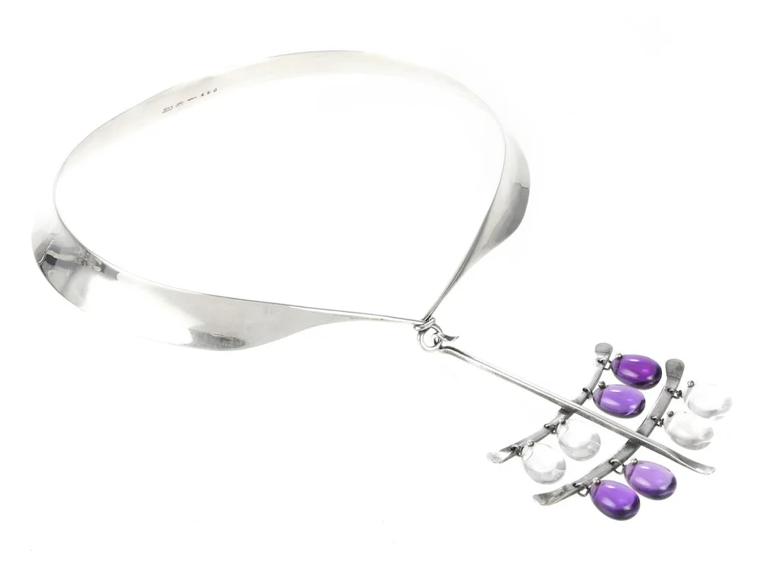 GEORG JENSEN, collier, nr 160, sterlingsilver hänge, nr 135, ametister, bergkristall, Torun Bülow-Hübe, hängets höjd 62 mm, vikt 107,2 g. — Smycken/Collier — Kaplans