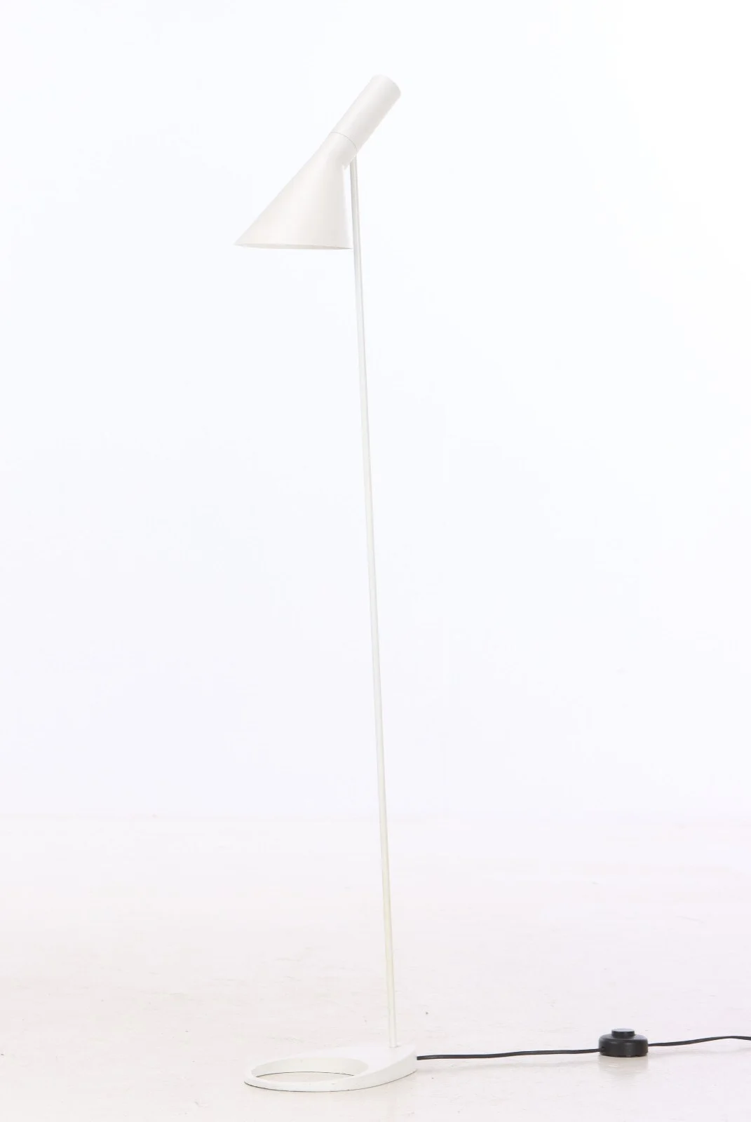 Arne Jacobsen for Louis Poulsen. Floor lamp, model 'AJ Floor' — Lamps and lighting/Floor lights — Lauritz