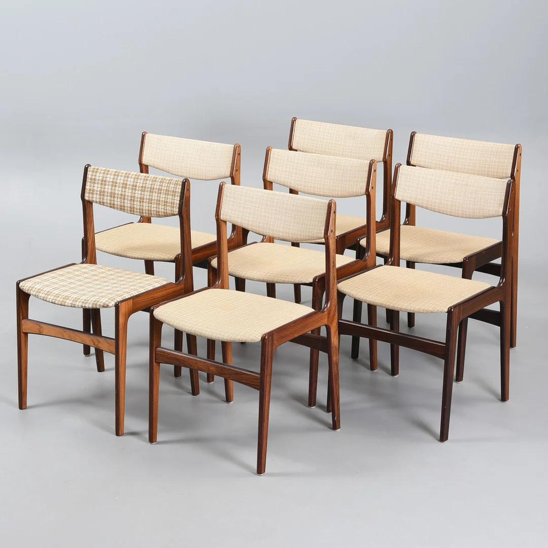 ERIK BUCH. Sæt af syv stole af palisander betrukket med lys uld. Danmark, 1960-70-erne (7). — Armchairs & Chairs — Sørensen Auktioner