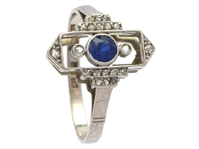 RING, 18K vitguld, syntetisk blå safir ca 0,20 ct, 20 rosenslipade diamanter ca 0,06 ctv, stl 18,75 mm, Bengt J Anderssons Guld, Stockholm 1967, vikt 3,5 g.