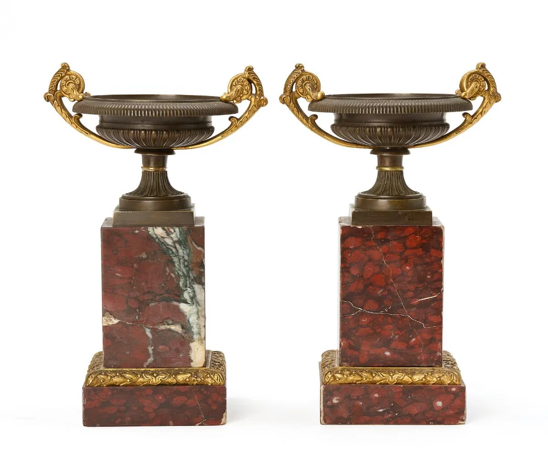 A pair of French 19th century patinated and gilt bronze tazzi on square red marble bases. H. 27 cm. (2) — Sculptures and Bronzes — Bruun Rasmussen
