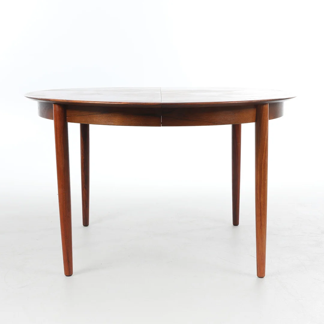 Dansk design. Rundt spisebord af palisander med udtræk, ca. 1960 (4). — Dining tables — Bidstrup Auktioner