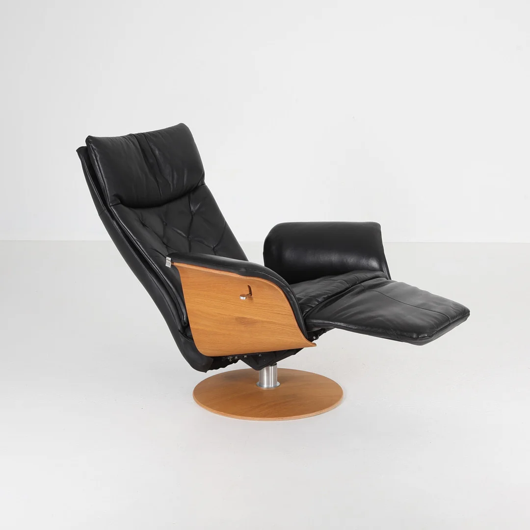 HJORT KNUDSEN. Snurrfåtölj, Danmark. — Armchairs & Chairs — Auktionsverket Engelholm