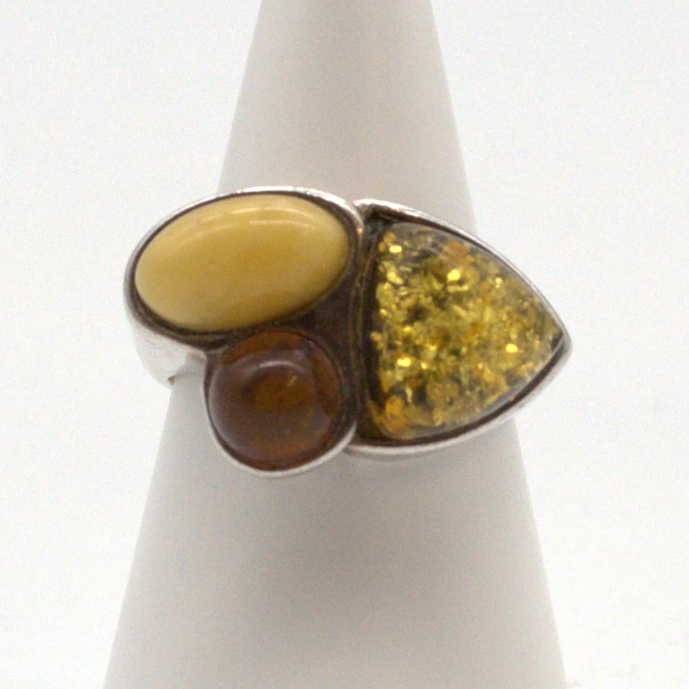 DESIGNER RING STERLING SILBER MIT VERSCHIEDEN FARBENEN BERNSTEINEN BESETZT, 20. JAHRHUNDERT. — Rings — Kunst- und Auktionshaus Kleinhenz