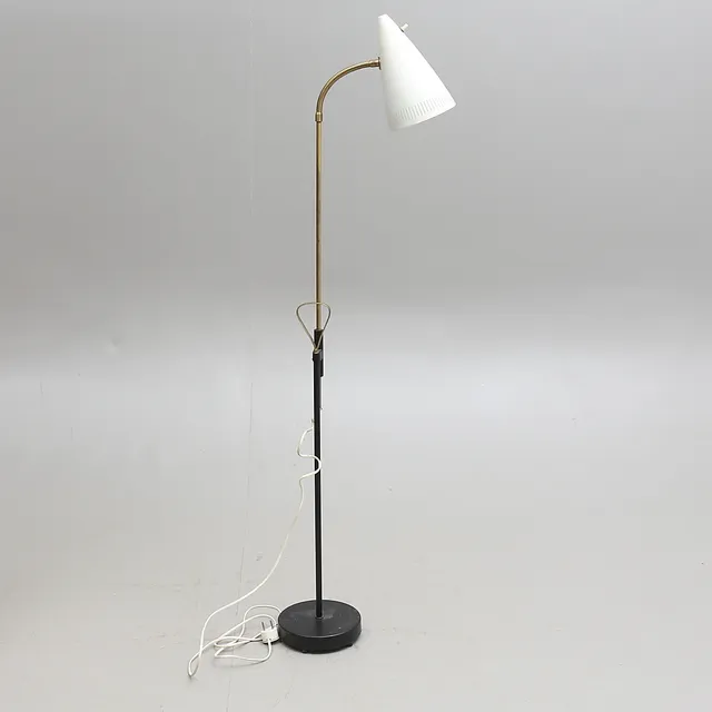 GOLVLAMPA, plåt och mässing, 1900-talets mitt.
