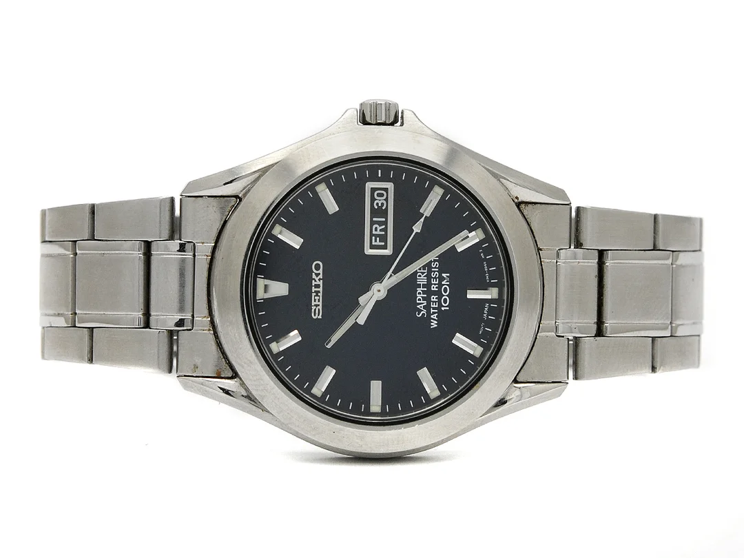 SEIKO, Sapphire, Cal V743, Serie nr. 854543, Boett nr. V743-8B50, herrur, 37,5 mm, stål, quartz, safirglas, dag, datum, skadad urtavla, originallänk, viklås, ca 1998 . — Klockor/Seiko — Kaplans