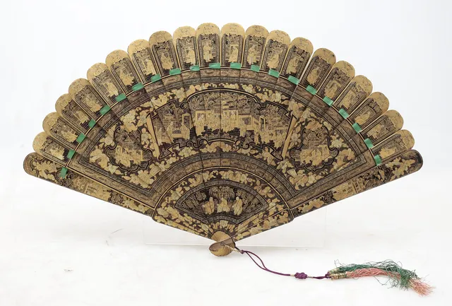 Chinese folding fan in lacquered and gilt wood, 19th Century.