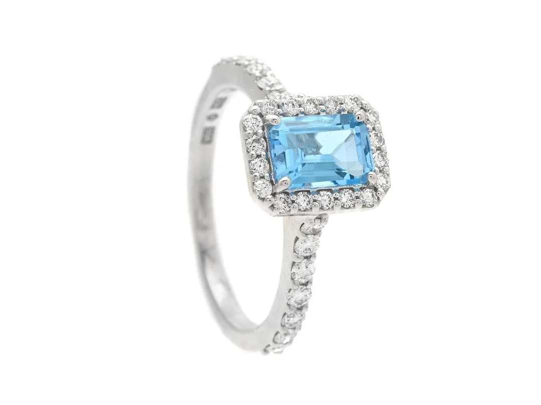 RING, 18K vitguld, smaragdslipad topas ca 1,50 ct, 32 briljantslipade diamanter ca 0,48 ctv, TW-W/VVS-VS, stl 17 mm, vikt 3,9 g, topasen har mindre ytdefekter. — Smycken/Ring — Kaplans