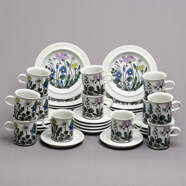 ESTERI TOMULA. Kaffeservis, "Flora", 12 set kaffekopp med fat samt 12 assietter, Arabia, Finland.