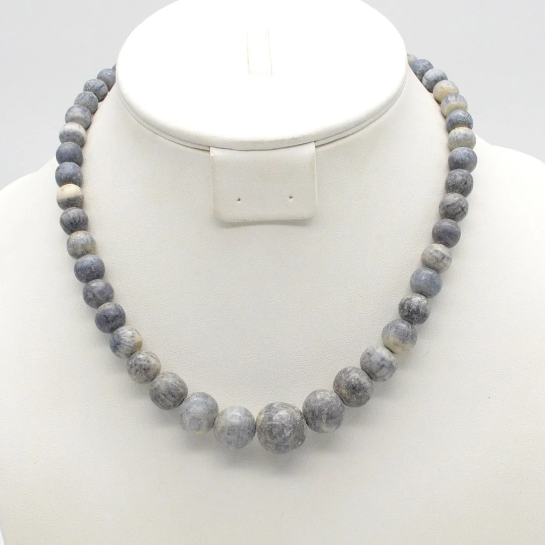 PERLENCOLLIER AUS BLAUER SCHAUMKORALLE, POLIERTE PERLEN, GRÖSSE NACH ANGEORDNET, VERSCHLUSS AUS STERLINGSILBER, CA. 43,5 CM. — Necklace — Kunst- und Auktionshaus Kleinhenz