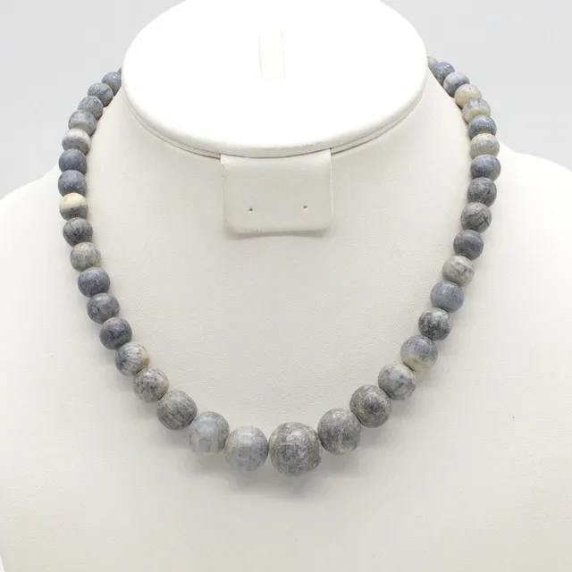 PERLENCOLLIER AUS BLAUER SCHAUMKORALLE, POLIERTE PERLEN, GRÖSSE NACH ANGEORDNET, VERSCHLUSS AUS STERLINGSILBER, CA. 43,5 CM.