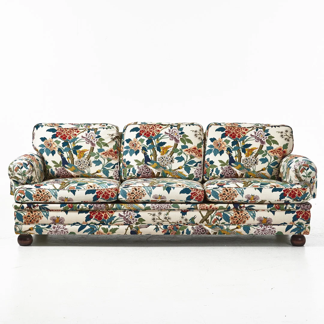 SOFFA, 1900-talets andra hälft, klädd i JP Bakers "Hydrangea bird", klotformade ben. — Sofas & Seatings — Stockholms Auktionsverk Magasin 5