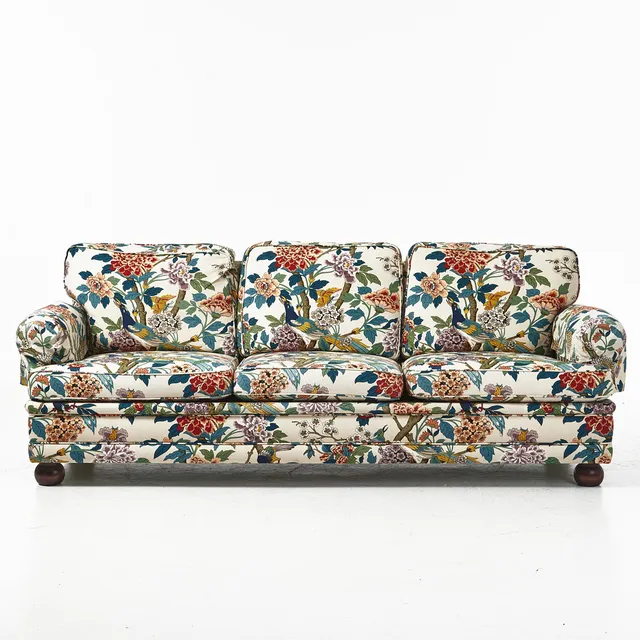 SOFFA, 1900-talets andra hälft, klädd i JP Bakers "Hydrangea bird", klotformade ben.