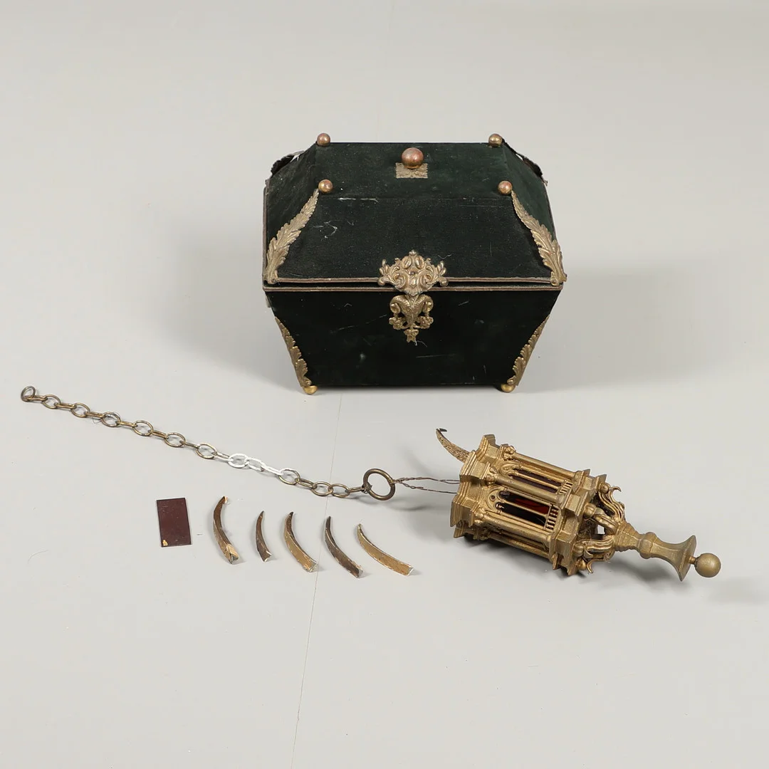A CONTINENTAL GREEN VELVET CASKET. — Ceiling lights — Lawrences Auctioneers