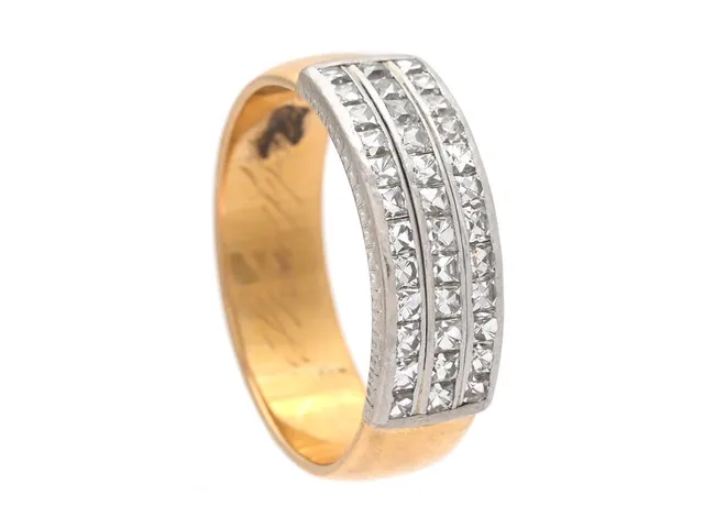 RING, platina, 36 franskslipade diamanter, Tiffany & Co, omarbetad, senare ringskena, 20K guld, 1957, stl 18,75 mm, vikt 6,9 g, gravyr, några diamanter med lätt slitna fasetter.