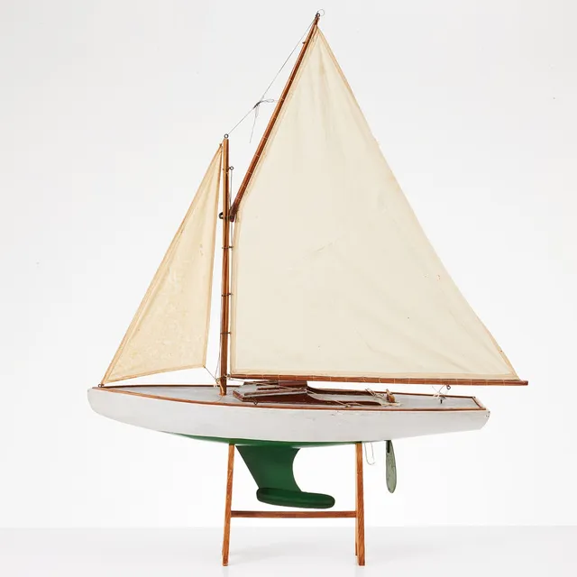 BÅTMODELL, segelbåt, bemålat skrov, 1900-talets andra hälft.