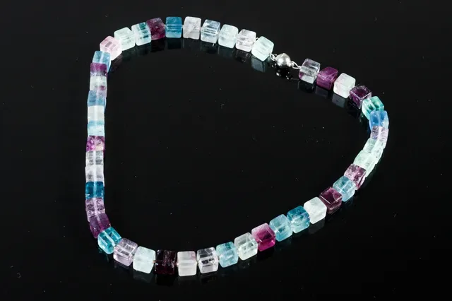 Halskæde med perler af fluorit, ametyst m.m.