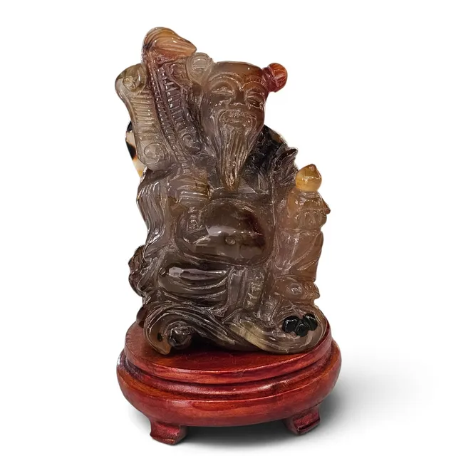 Figura de sabio en ágata tallada con base en madera.