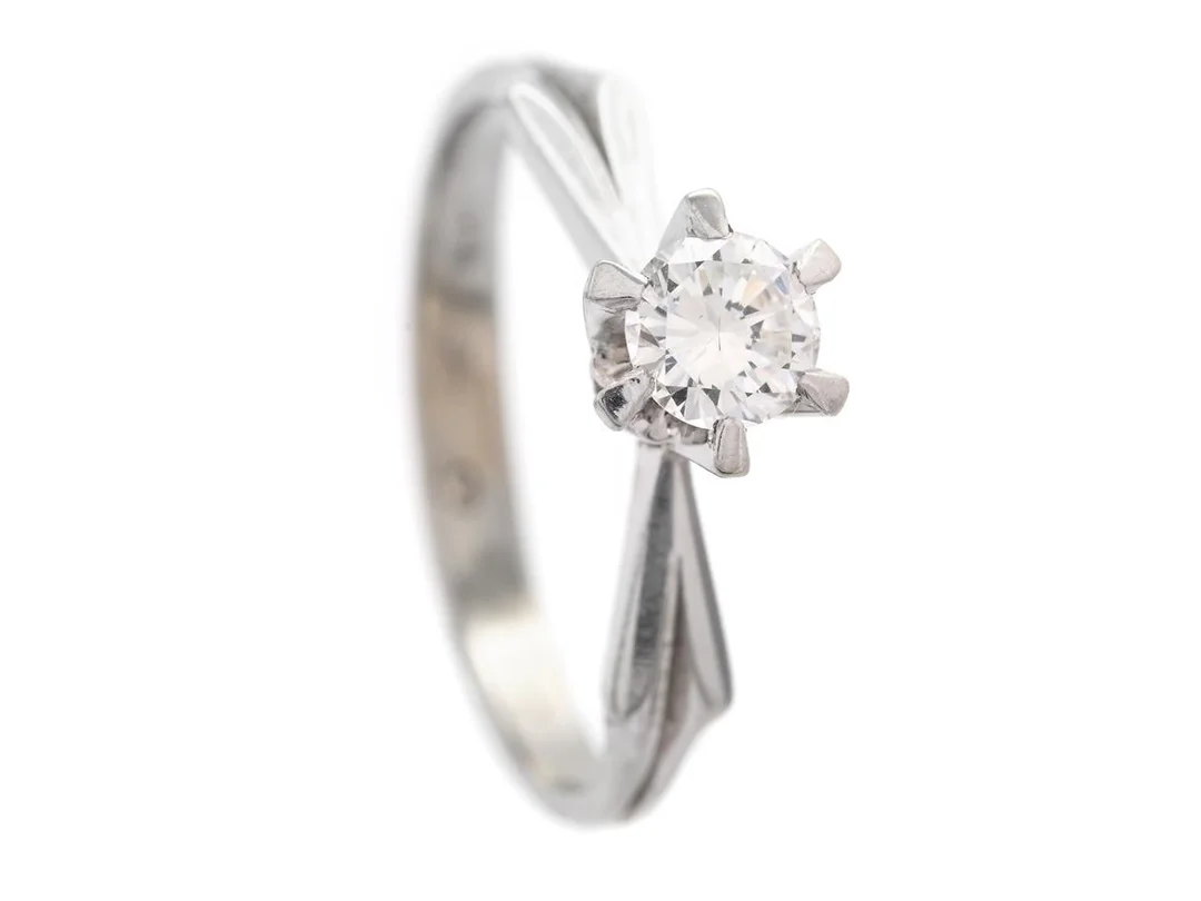 ENSTENSRING, 18K vitguld, briljantslipad diamant ca 0,28 ctv, ca W/SI, Stjärnringen, stl 16 mm, vikt 2,1 g. — Smycken/Enstensring — Kaplans