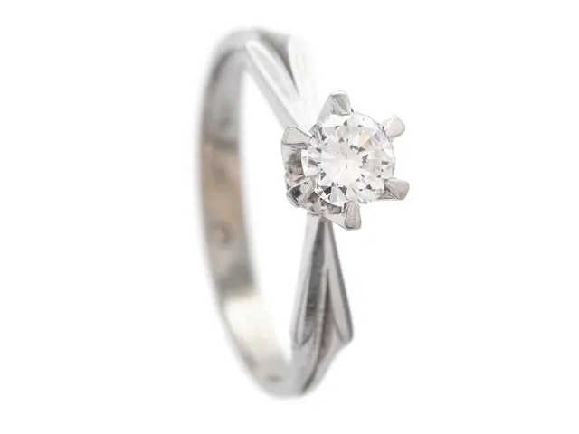 ENSTENSRING, 18K vitguld, briljantslipad diamant ca 0,28 ctv, ca W/SI, Stjärnringen, stl 16 mm, vikt 2,1 g.