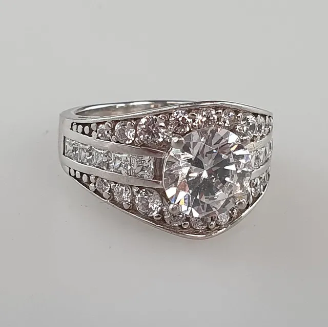 - SILBERRING mit Zirkonia-Besatz, Ringgröße ca. 52/53.
