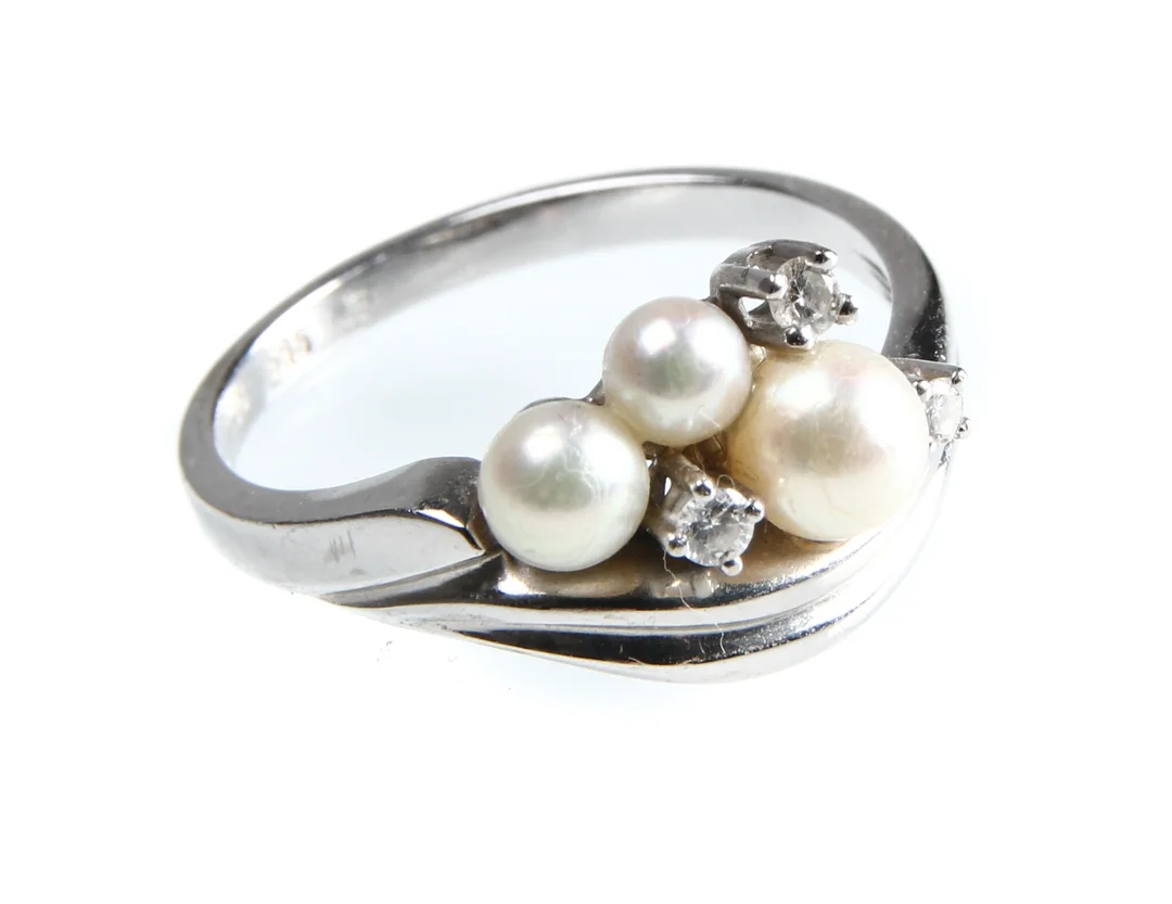 Diamond and pearl ring in 14 kt. white gold, size 56 — Jewellery/Rings — Lauritz