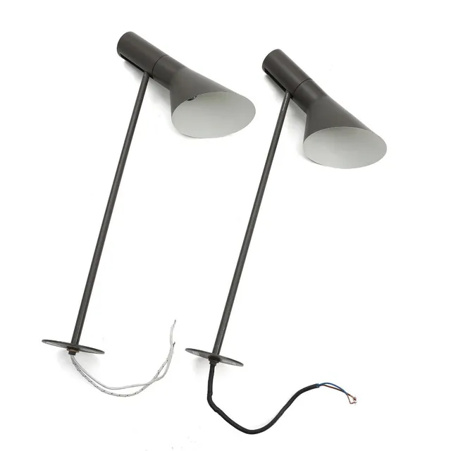 Arne Jacobsen: “AJ”. A pair of grey lacquered metal wall lamps/desk lamps. Manufactured by Louis Poulsen. L./H. 50 cm. (2)