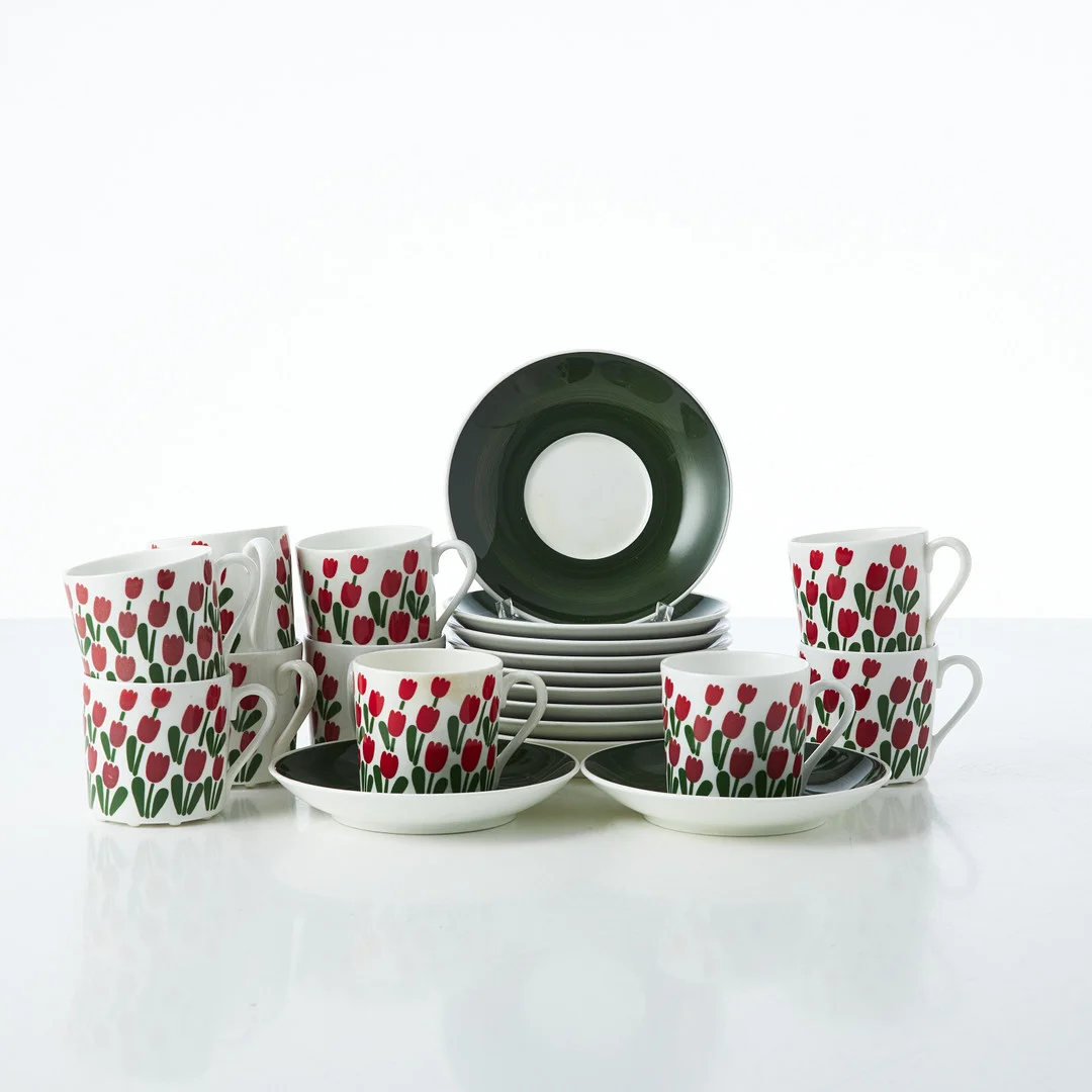 MARGARETA HENNIX (F. 1941). "Juliana", kaffekoppar, 11 st., benporslin, Gustavsberg, dekor av tulpaner. — European — Stockholms Auktionsverk Magasin 5