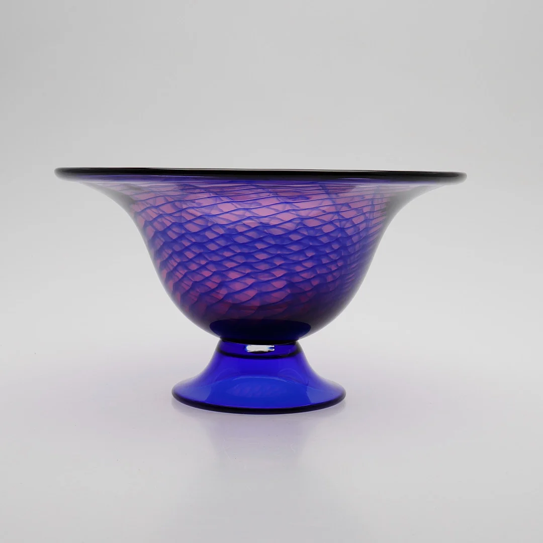 WILKE ADOLFSSON (FÖDD 1940). SKÅL, GLAS, EGEN HYTTA. — Art glass — Crafoord Auktioner Lund
