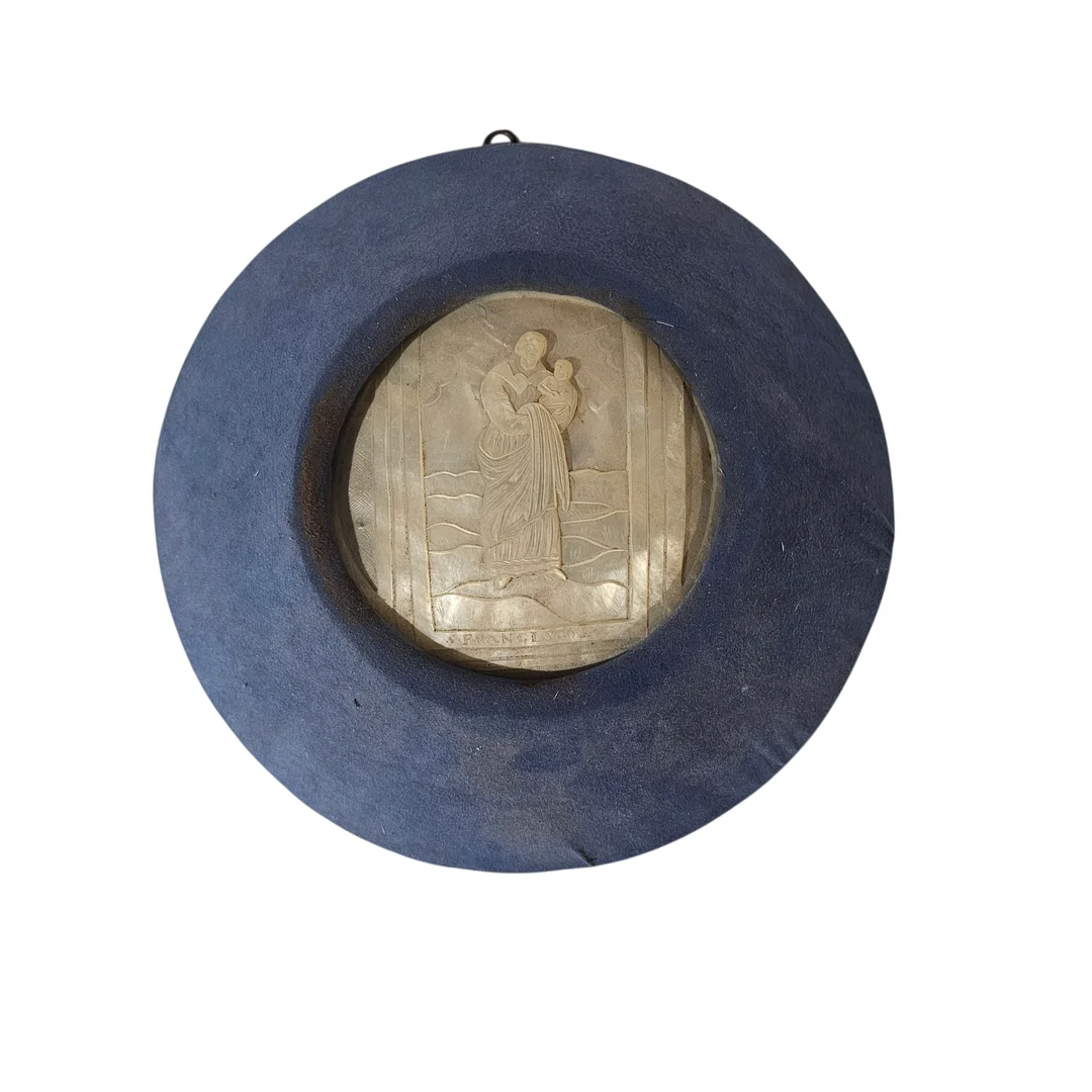 Medallón en nácar tallado con imagen de San Francisco Javier. — Other collectables — Arce Auctions