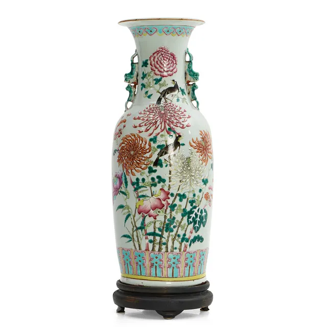 VAS, porslin, Kina, dekor i famille rose av fåglar bland blommande pioner och krysantemum, hänklar formade som fo-hundar, sen Qingdynastin (1644-1912).