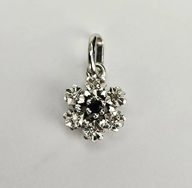 HÄNGE, vitguld 18k med små diamanter samt blå sten. Total vikt ca. 1.4g.
