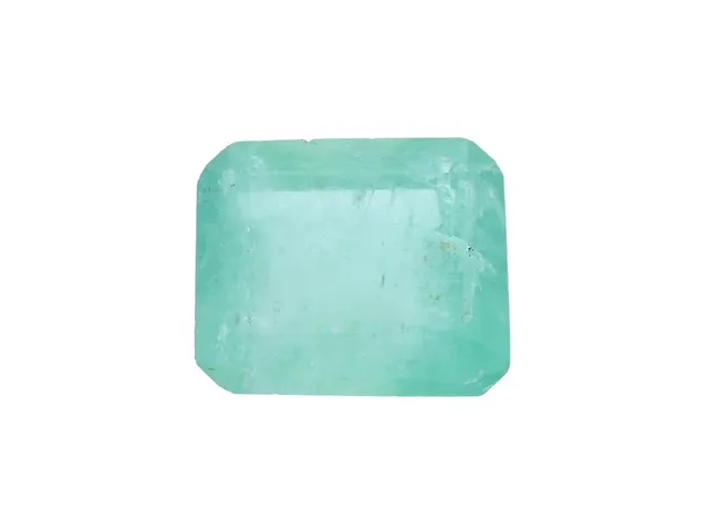 SMARAGD, smaragdslipad 3,29 ct, mått 8,8x10,0x5,5 mm, inneslutningar som når ytan och nagg.