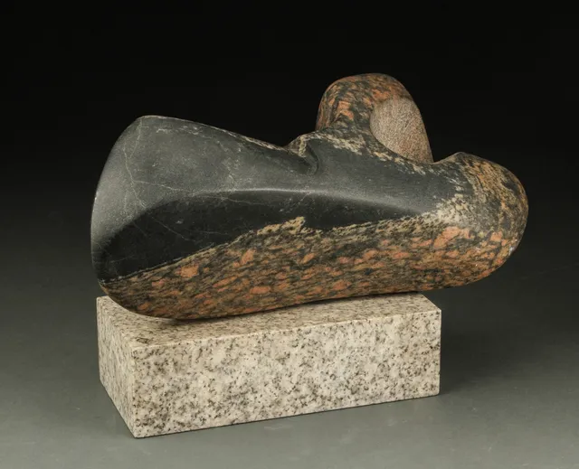 Ubekendt kunstner, skulptur af poleret granit.