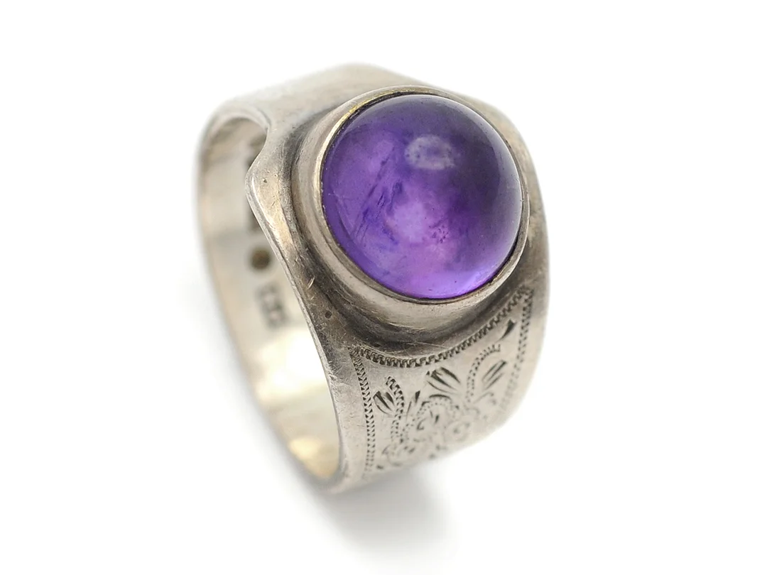 RING, silver, cabochonslipad ametsist, Per Emilsson Laholm 1967, stl 16,75 mm, vikt 5,5 g. — Smycken/Ring — Kaplans