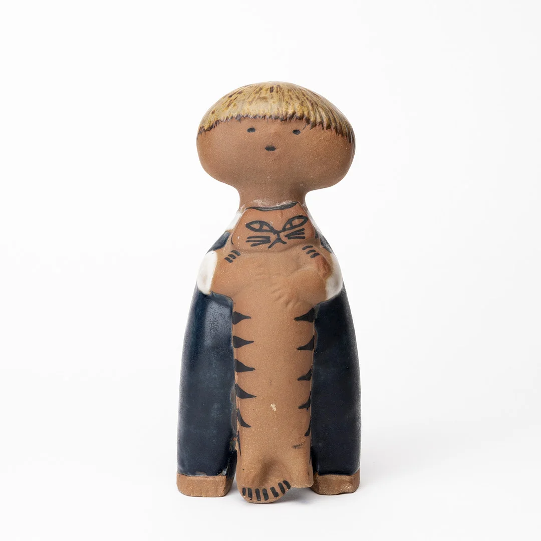 LISA LARSON. Figurin, stengods, "Pelle", ur serien "Larsons Ungar", Gustavsberg, 1964-1980. — European — Auktionshuset Kolonn