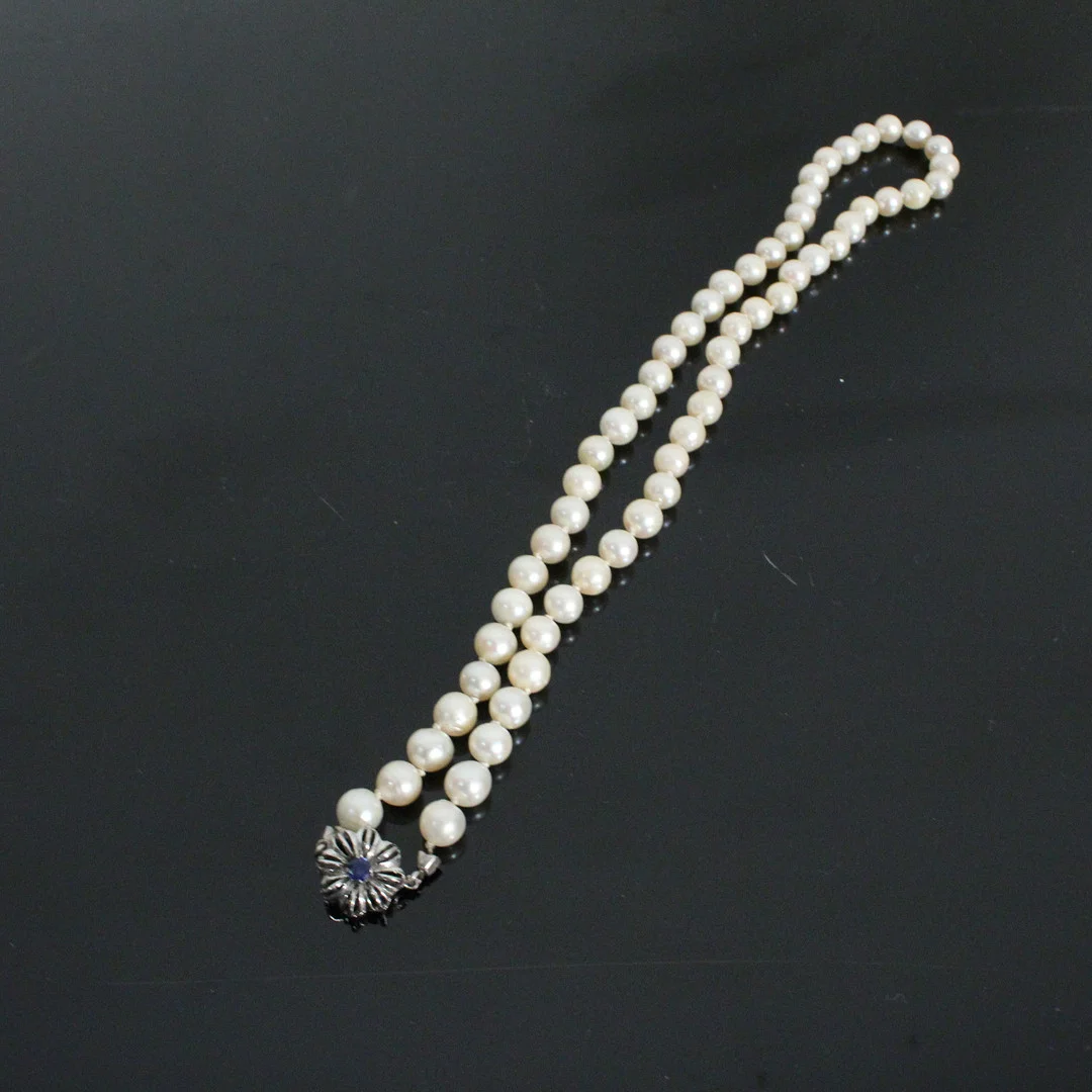 Süßwasserzuchtperlen Kette mit Silberverschluss und blauem Glasstein. — Necklace — Stockholms Auktionsverk Düsseldorf/Neuss