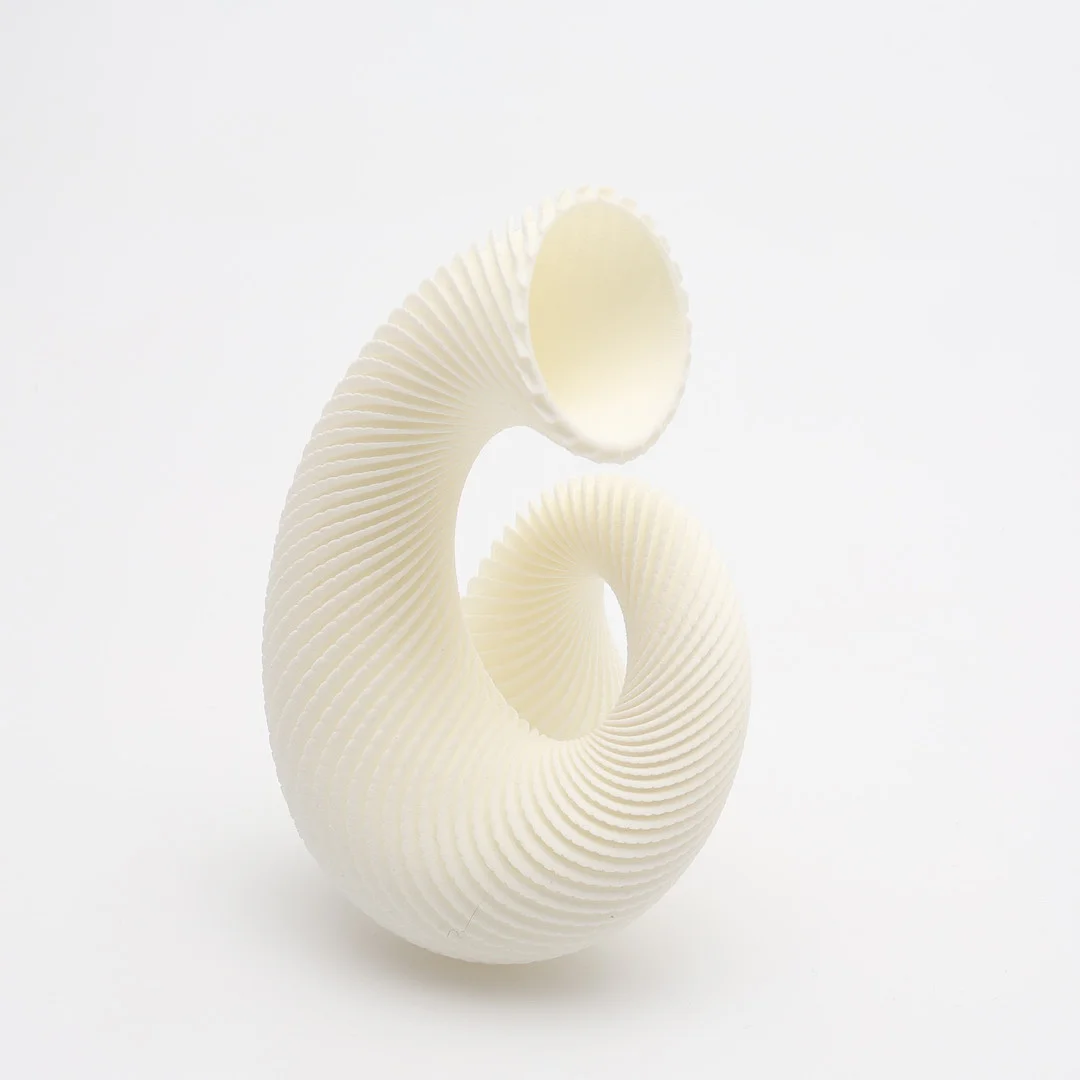EVA HILD. SKULPTUR, 3D-PRINTAT KOMPOSITMATERIAL, SIGNERAD & NUMRERAD 49/135 I RELIEF, 2022. — Sculptures & Bronzes — Crafoord Auktioner Lund